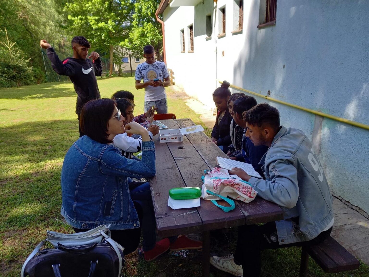 Chlapci hrajú futbal